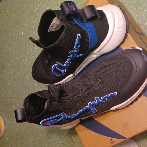 Shoe - Picture 2 of 2